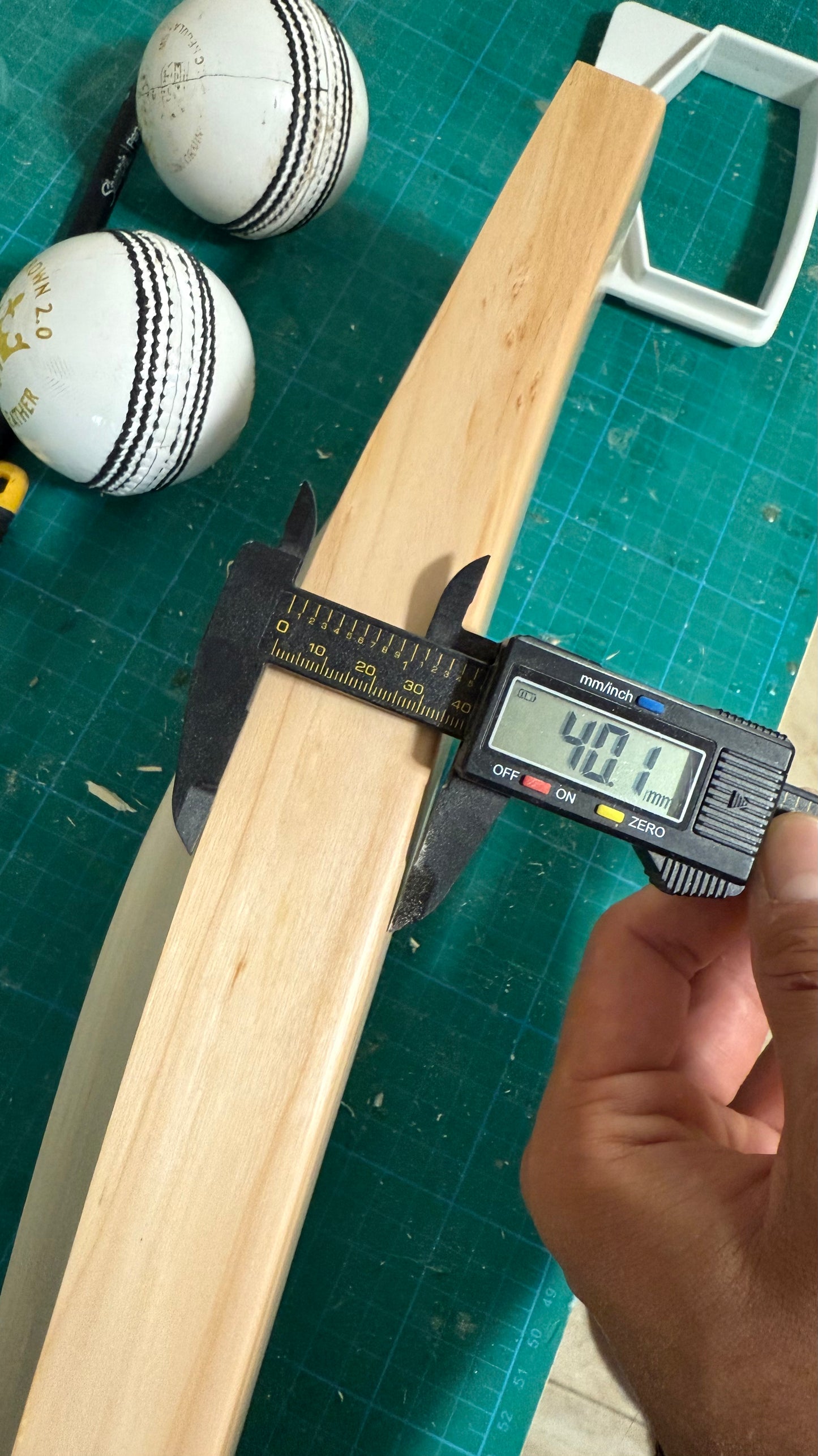 Grade 1 ultra light English Willow Cricket Bat- Factory Seconds